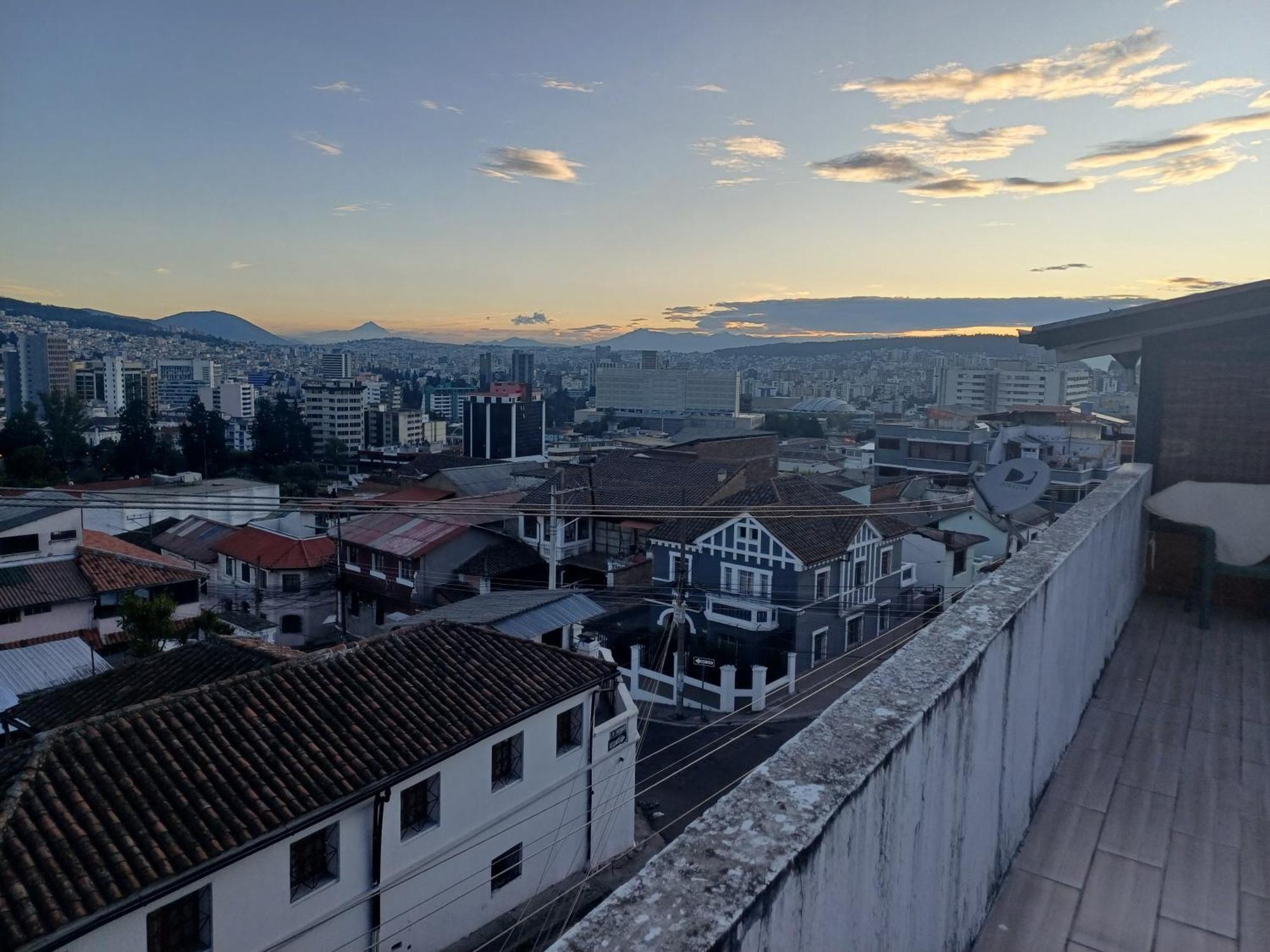 The Quito Guest House With Yellow Balconies For Travellers Exterior foto