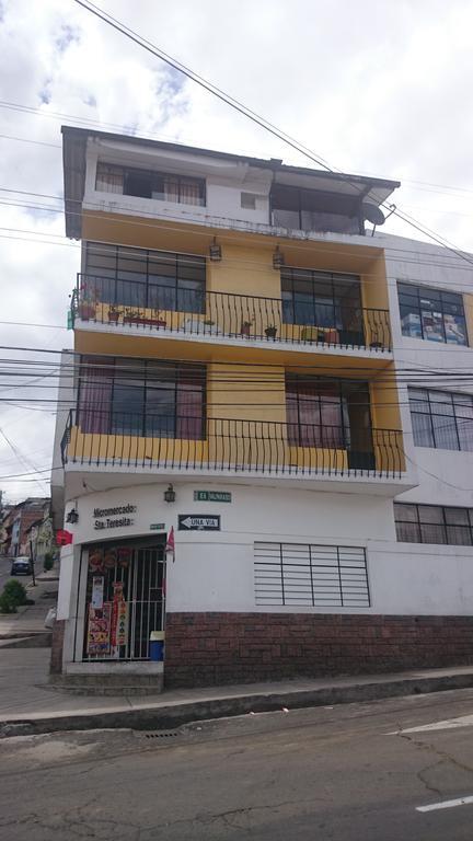 The Quito Guest House With Yellow Balconies For Travellers Exterior foto