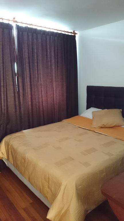 The Quito Guest House With Yellow Balconies For Travellers Quarto foto