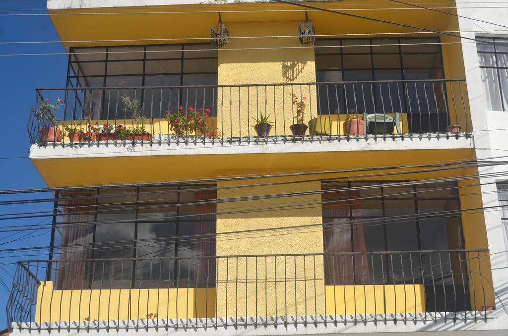 The Quito Guest House With Yellow Balconies For Travellers Exterior foto
