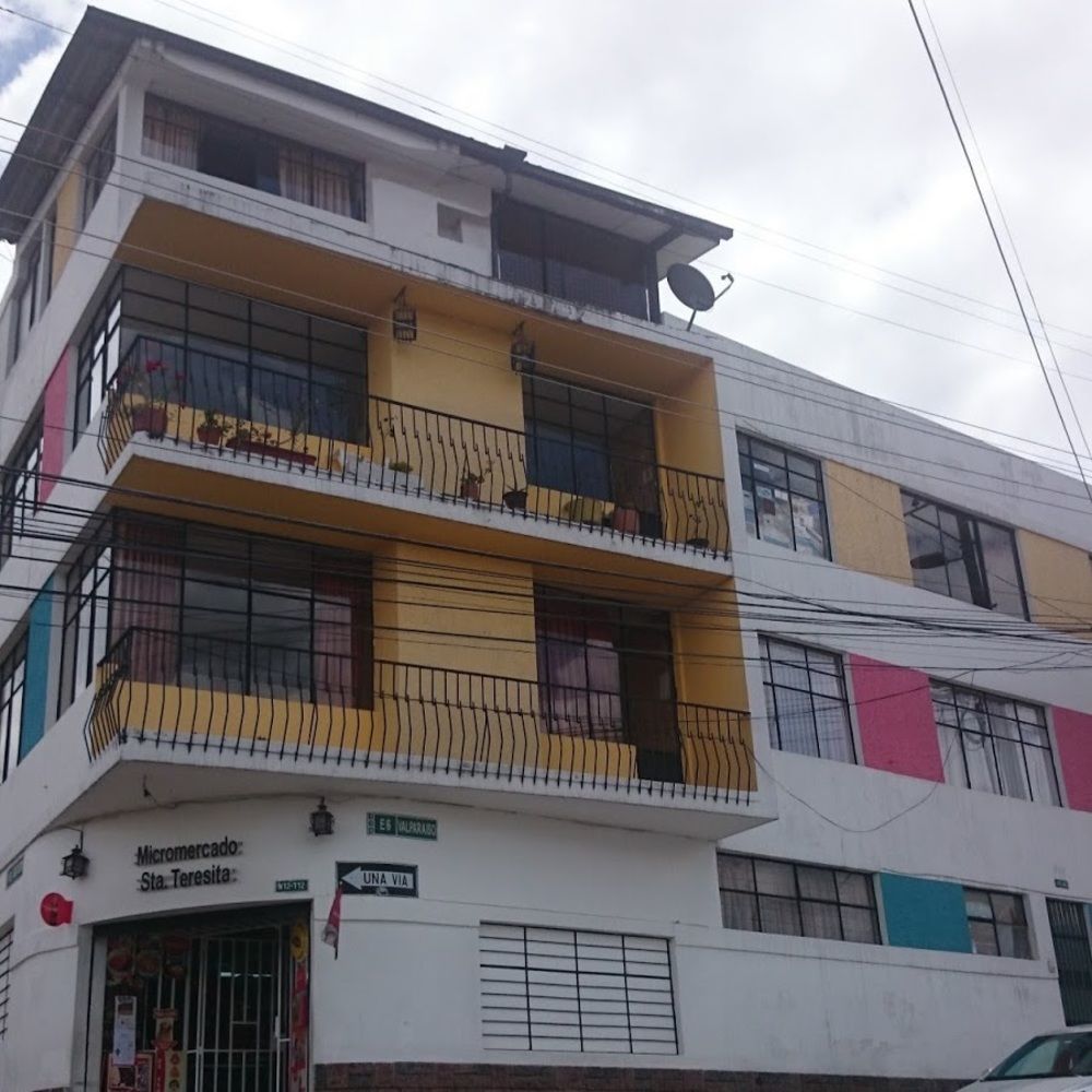 The Quito Guest House With Yellow Balconies For Travellers Exterior foto